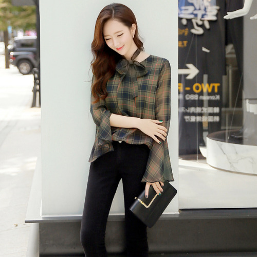 Versatile plaid blouse - can be worn in many different ways!https://goo.gl/TRtU8k