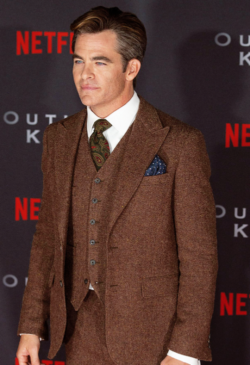 pinesource:Chris Pine “Outlaw King” Edinburgh Premiere