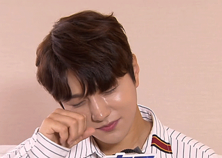 soooldout:mission: kitty style finger hearts = perfect for myungsoo