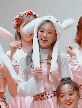 gowon-l:♡ *:.✧ name me a cuter bunny!!✧.:*♡