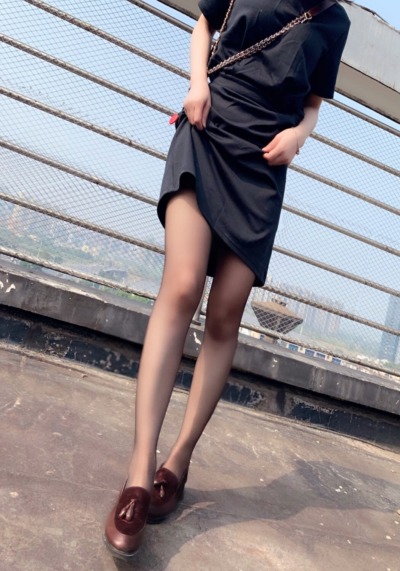 Sex leggy-xiaoluoluo:天台吹吹风～ pictures