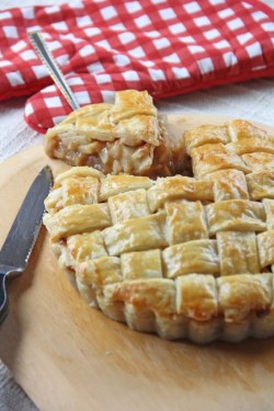 kayellecee-melove:  Apple Pie anybody? This recipe comes from a Tagalog blog and is a good take on an all American classic. http://angsarap.net/2013/07/04/apple-pie/