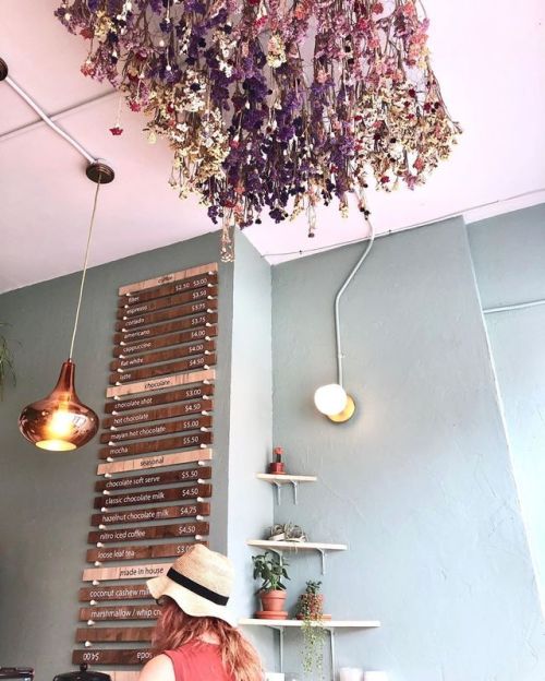 Dried wildflowers #summer #chocolaterie #coffeeshop #interior #flowers (à Soul Chocolate) htt