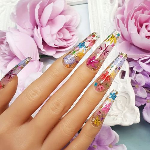 Flower garden on the nails with our new arrival dried flowers! Shop now at wiinoshop.com #flowernail