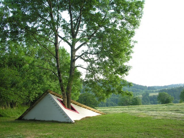 f-l-e-u-r-d-e-l-y-s:  Gravity-Defying Land Art by Cornelia Konrads German artist 