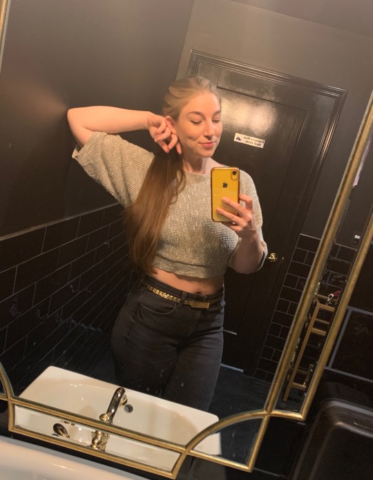 thegoddessminerva:Tfw you match the bathroom aesthetic so perfectly you gotta stick your boot in the sink