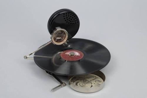 anyskin:“Mikiphone” - portable pocket gramophone. Swiss made 1924