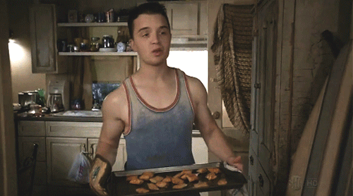 konzeptualisierung:3x06 | 5x10: Mickey making sure Ian has something to eat