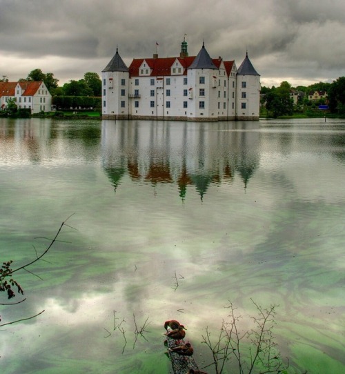 willkommen-in-germany: Das Schloss Glücksburg (Danish: Lyksborg Slot) is a water castle near Fl