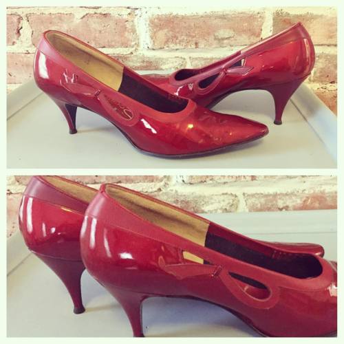 Red Patent Leather Pumps. 1950s Socialites Size 9.5 Narrow. #etsyshop #58petticoats #redpumps #paten