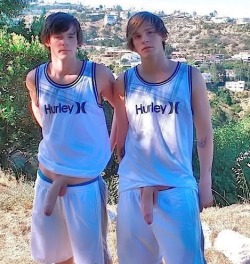 ladzonereloaded:  THE HURLEY TWINZ !!!