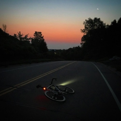 t6ryan: Circadian rhythm. #earlytobedearlytoshred #hourofpower #T6standardRoad #RideMetal #sunrise #