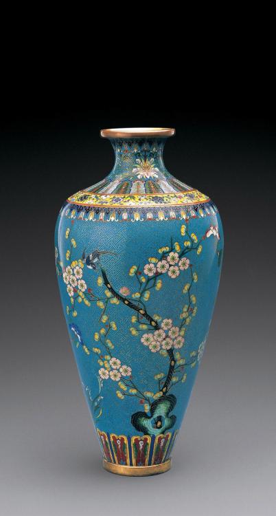 景泰蓝, pronounced as jing-tai-lan, also known as Chinese Cloisonné, or Enamel Cloisonné. It’s a tradit