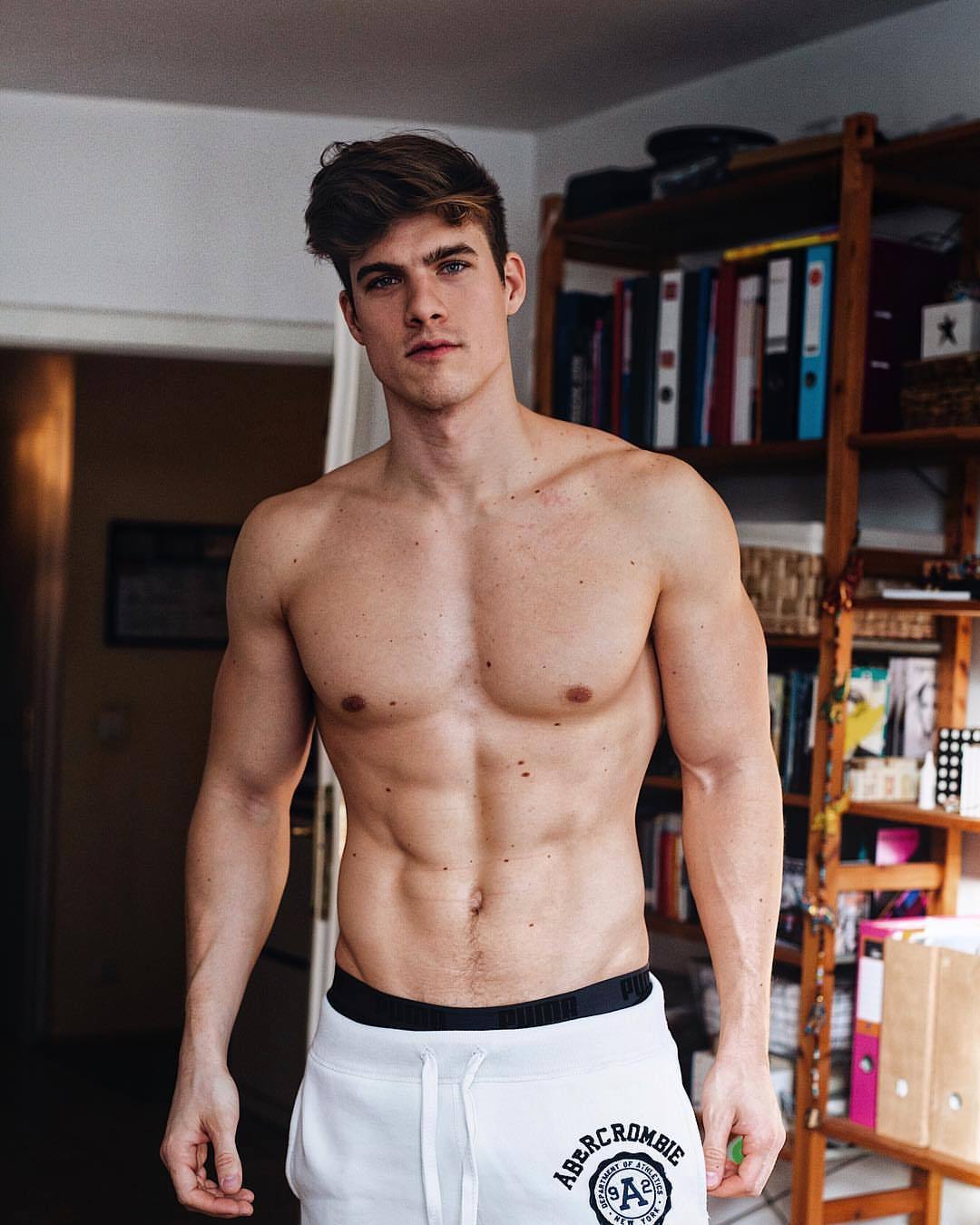 black-plug:  Stefan Petrov X Elias Hartmann