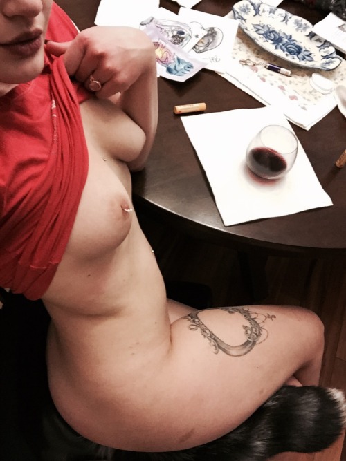 thevelvetsphynx:  Wine lips, perky nips, foxy hips 😻✨