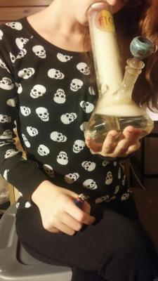 peacelovecatsnweed:  Bong tokes 