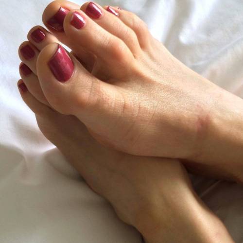 feeteverywhere: @blondefeet #footmodel #feetnation #prettyfeet #pedicure #lovefeet #nails #lovefeet 