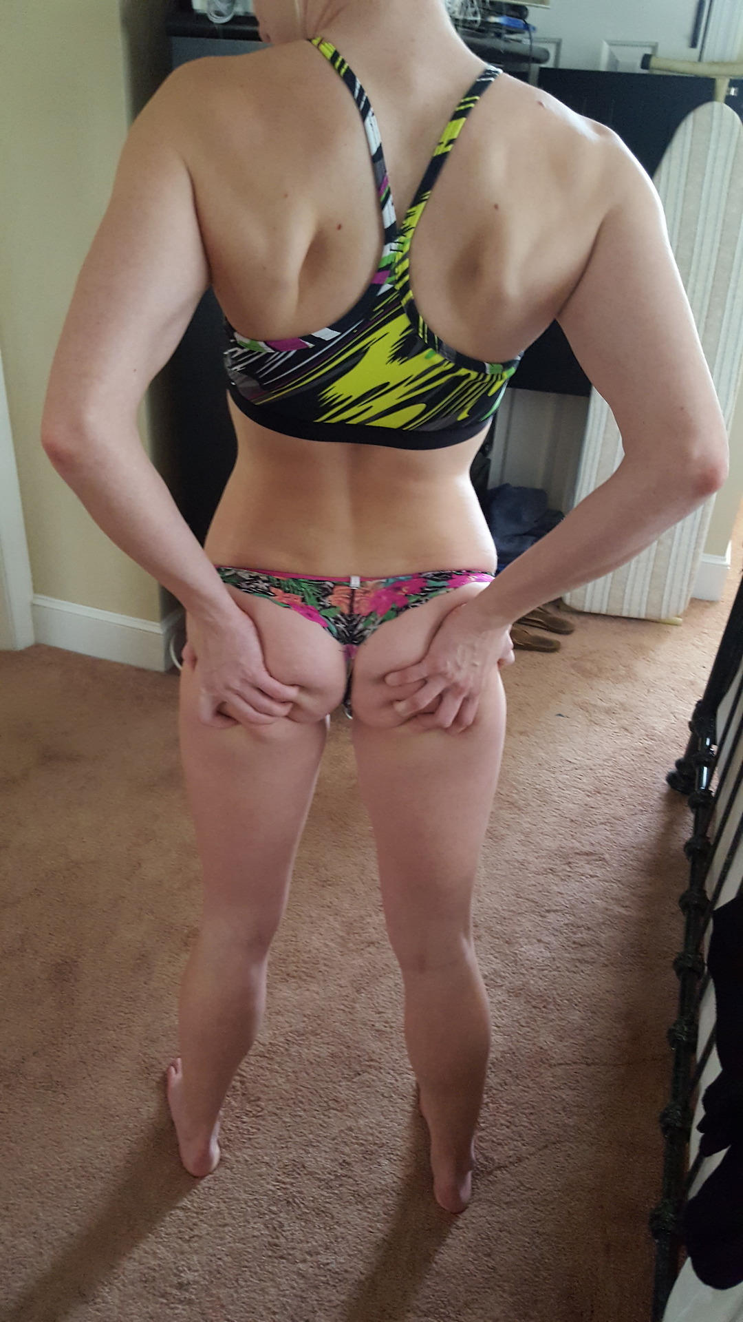 tooplayful4you:  All the guys at the gym eyeballing C and it’s unfortunate for