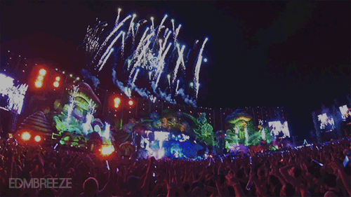 edmbreeze:  Fireworks during Above and Beyond’s Sun and Moon closing song at EDC