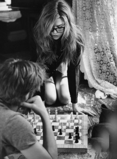 baudelaire17:  xdhevax:  tempoinstabile:  la vita è una continua partita a scacchi  Non è che per caso sai giocare a scacchi?  Gioco con la Mente…. Anche con quella devi saper fare le mosse giuste. Per arrivare a dare scacco matto. Però al posto