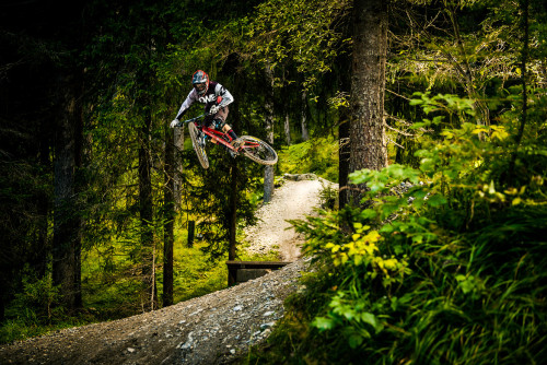 einerundesache: David Erstling going big at Serfaus Bikepark.Pic by Stefan Eigner.