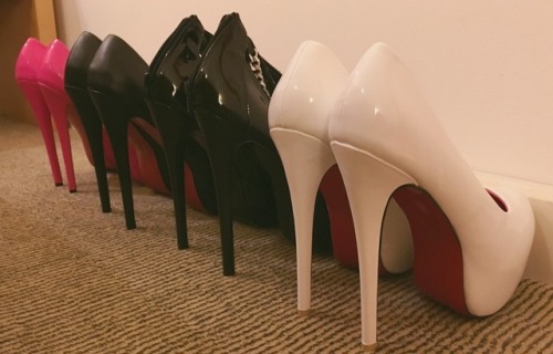 miamisunrays: xtgirlroxyx: A girl can never have too many pairs of shoes… Sexy heel collection