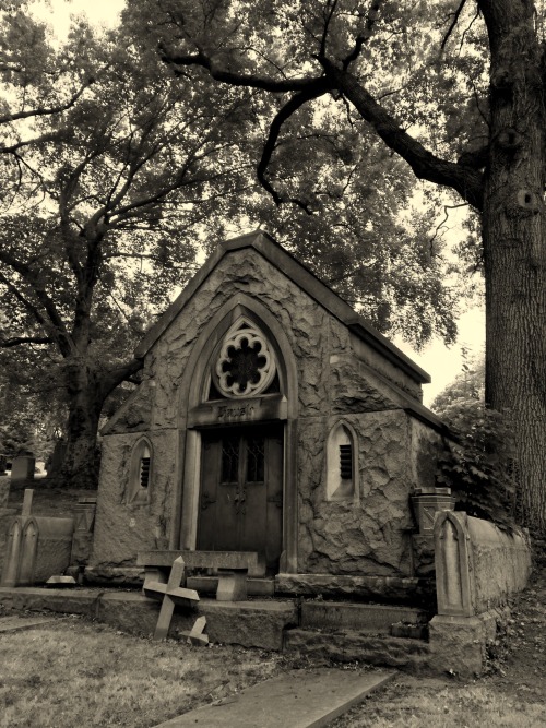 lost-in-woodlawn:  Happy Halloween! A spooky-looking mausoleum from Woodlawn Cemetery in the Bronx, looking a bit like vampires may come out of it and the crosses are there to stop them ;)  (photo by me) 