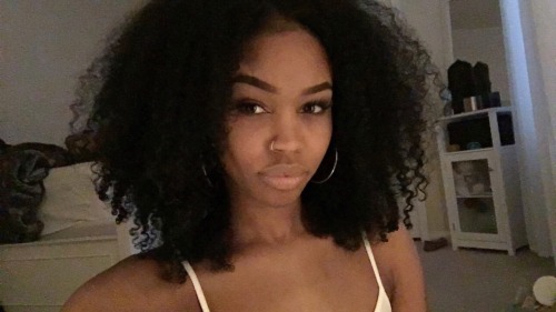 gunzonyatmblr:  micaela-jae:  BLACKOUT 🌺  She is perf! 😍 