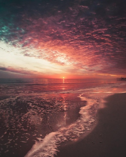 atraversso:    Breathtaking seascape    (photoset: by  Juuso Hämäläinen) Please don’t delete the link to the photographers/artists, thanks!  