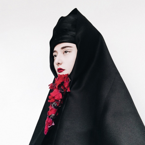 fuckyeahchinesefashion:  穿不在骚，有范则灵；戴不在贵，小众迷情。美男摄影师章元一又出新照，废弃布料+小众珠宝=无界限美人～几块废弃的布料，些许空置的羽毛，外加上一朵路边的花蕊，一片凋零的落叶，手机拍也是大片。