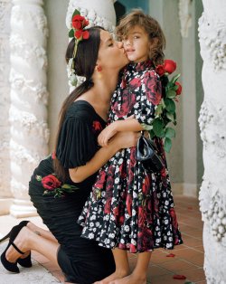 glamorous-angels:  Adriana Lima and her daughter