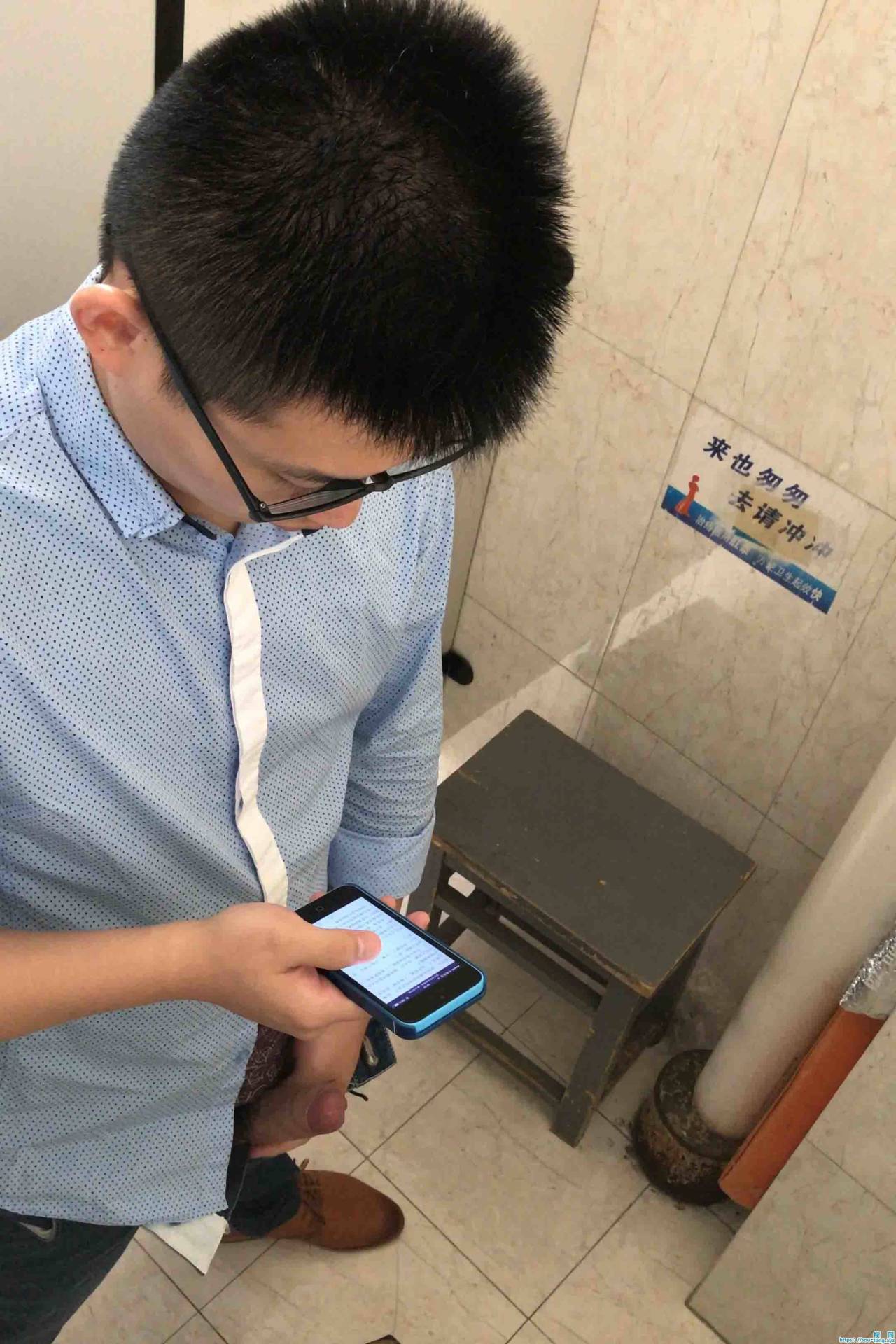 mantop106911:   【校園廁所盜攝】…  大屌帥哥陶醉自擼，發現被偷拍後一臉尷尬