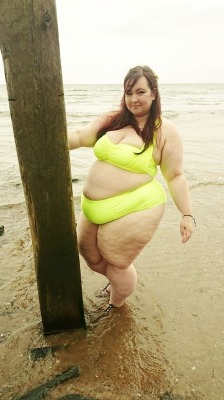 canklelover:  bigcutieholly:  Just hanging out at the beach in my new bikini :) holly.bigcuties.com  What a goddess! 