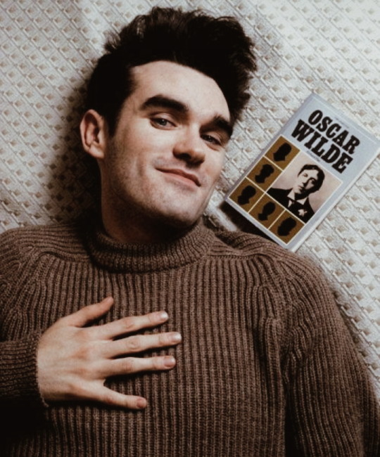 mouthwblood:morrissey and oscar wilde, everything i need in a photo