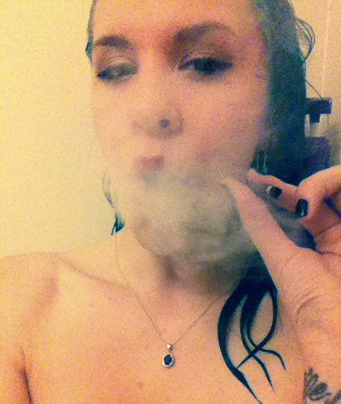 lulu-cifer:  Baby blunt in the bubble bath.  Feeling pretty lovely 🌹