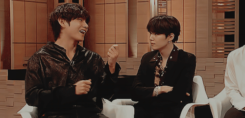 btsyoongi: jisooyoongis: Yoongi’s fond smile at Taehyung @artistictae