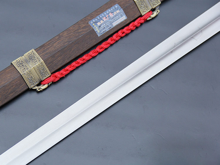 chinesesword:  Classic Chinese Sword Han Dynasty Style  http://www.icnbuys.com/chinese-tai-chi-sword-han-style.htmlReblog,