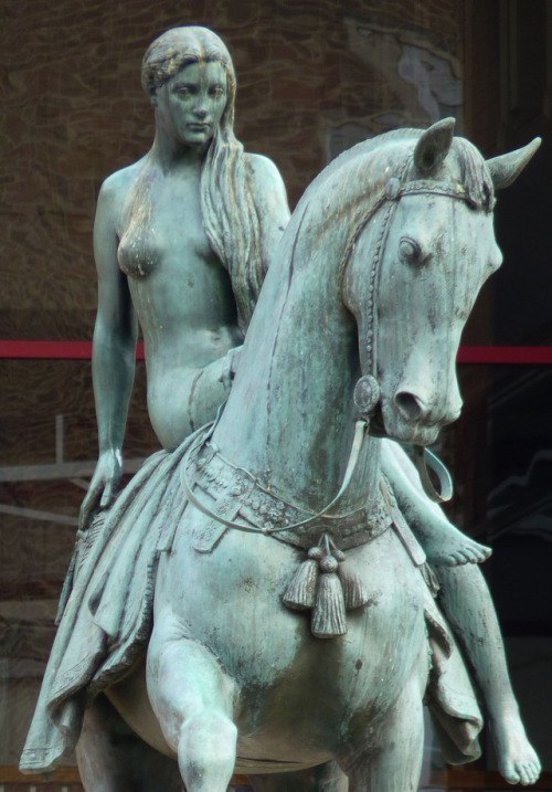 mun-sal-vache:Lady Godiva, by William Reid Dick.