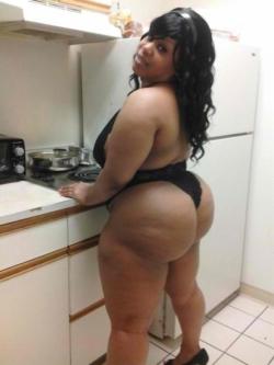 nudebbwpics:  Ebony BBW in the kitchen