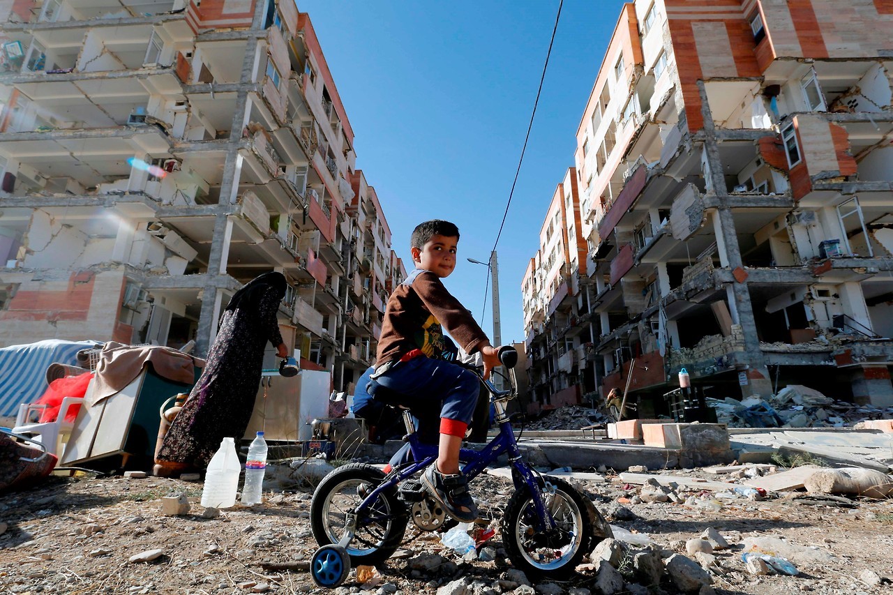 DUELO. Edificios convertidos en escombros, vehículos aplastados, campamentos improvisados para los damnificados y comercios y escuelas cerrados eran el desolador paisaje. Miles de personas pasaron la noche en las calles ante el temor a las réplicas,...