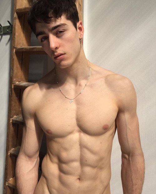 wannaseesomecuteboys: money-in-veins:Andres Sanjuan :) 