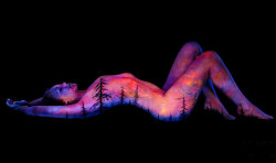 boredpanda:  I Paint “Bodyscapes” That Glow Under Black Light  