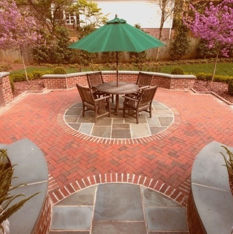 Landscape - Brick PaversPhoto Of A Mid-sized Traditional Backyard Brick Landscaping.