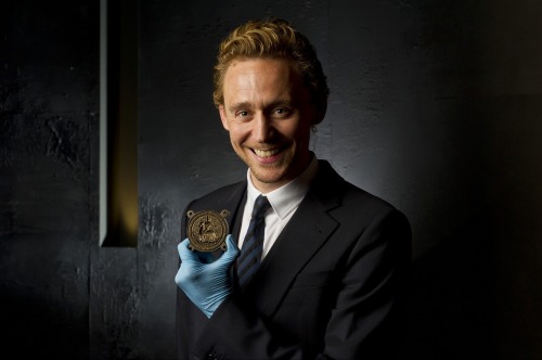 vivillrocku:[HQ] Tom Hiddleston holds the original 600-year-old Henry V seal at the Shakespeare exhi