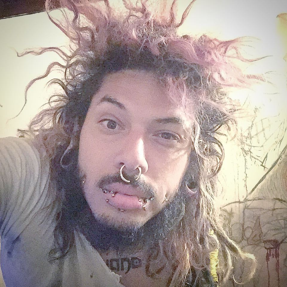 The grunge life 🤘🏼🤪🤘🏼  #dreads #piercings #tattoo   #art #arte #vneck