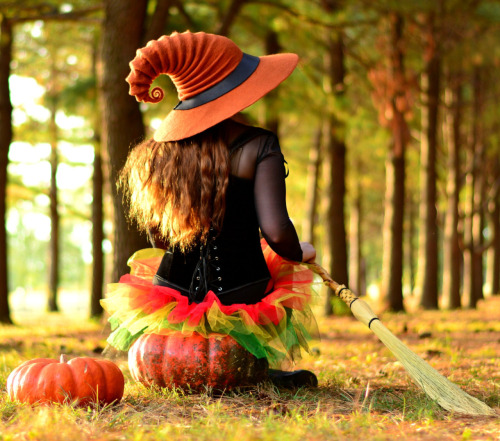 culturenlifestyle:Crimped and Colorful Felt Witch Hats By HandiCraft KateHandicraft Kate caters to w