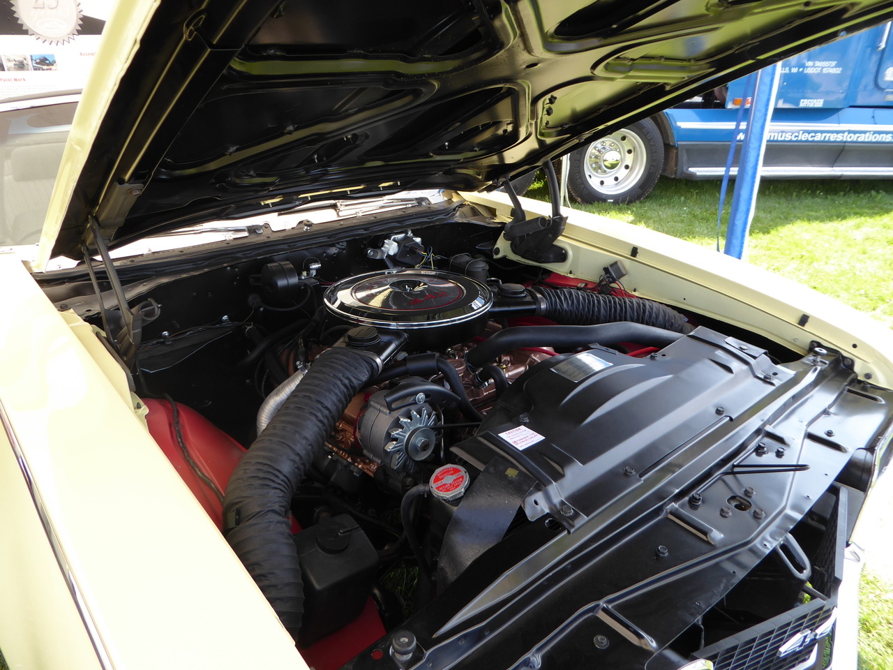 fromcruise-instoconcours:  Oldsmobile 442 convertible, once again showing there is
