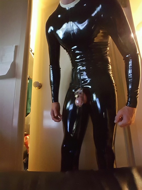 mrrubbernl:  Love seeing boys sealed in rubber and with a good protector to make sure they don’t acc