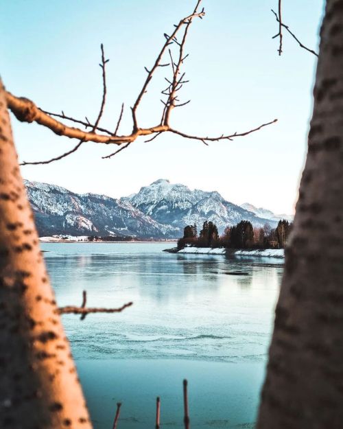 Der Forggensee im Allgäu © @manuuuuu_99  #bayernliebe #lake #winter #placetovisit #germany #sp