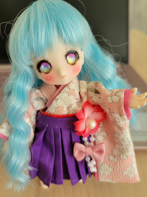 Konpeito (Dollce Mini Sweets Chuma) and one of my cats, Whitney~ :3I got Konpeito from Dollyteria as